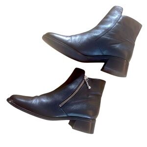 HUNT CLUB -Black leather Heeled Boots with Sleek Design